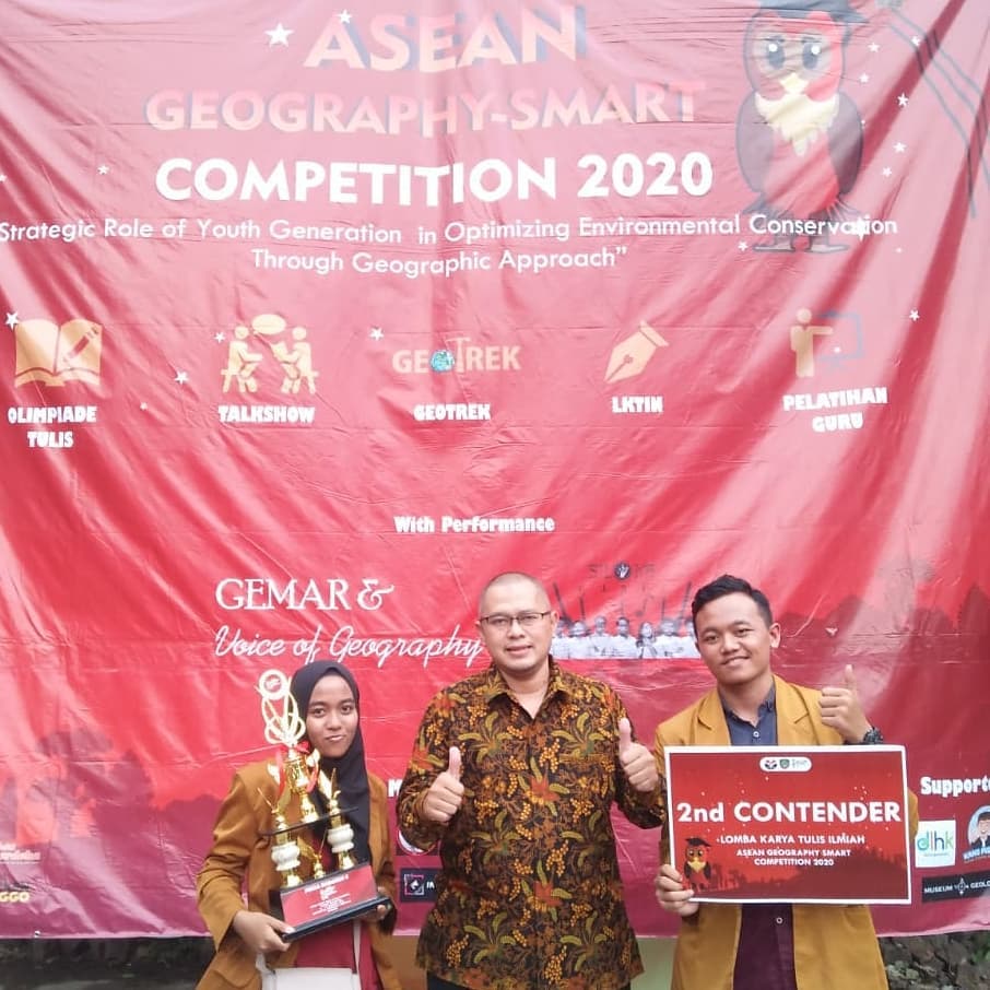 Dr. M Amin Sunarhadi selaku pembimbing diapit Tim Geovetsuko, yaitu Nur Aisyah dan Hario Utomo, sebagai Juara Harapan II Lomba Karya Tulis Ilmiah GEOSAC 2020 (Sumber: Eksklusif)